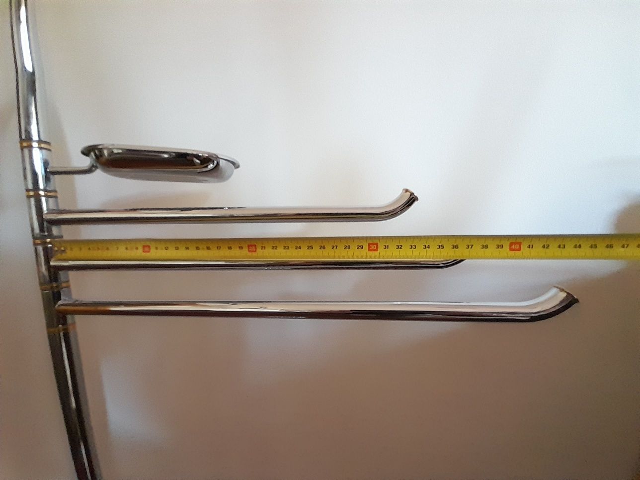 Toalheiro de pé cromado com dourados com 110 cm de altura
