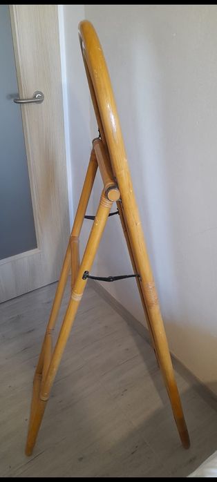 Lustro owalne w rattanie.