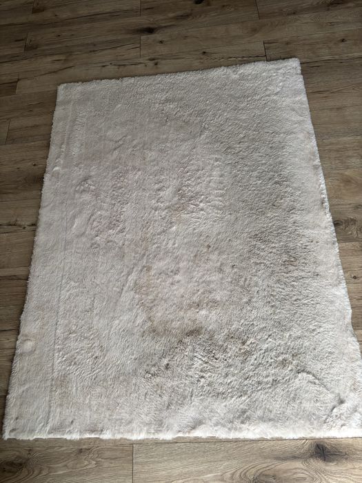 Dywan beżowy pluszowy