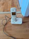 Telefon stacjonarny bezprzewodowy Philips.