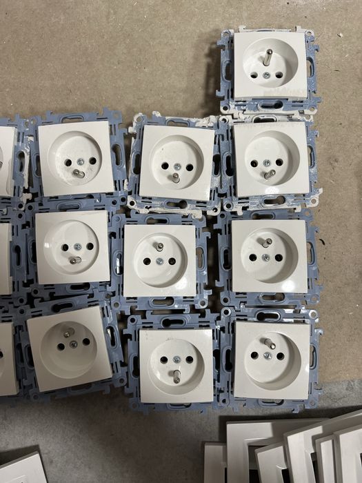 Gniazda elektryczne simon białe