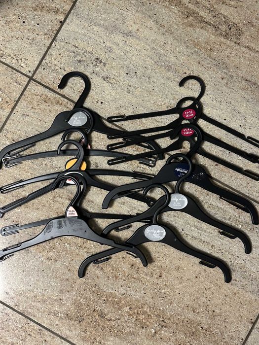 plastikowe czarne wieszaki na odzież