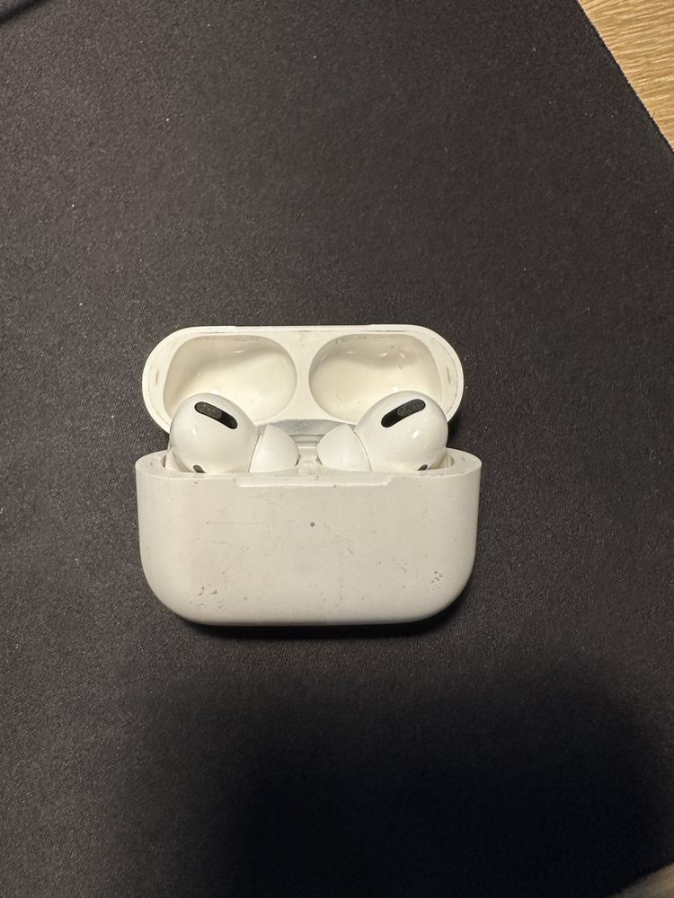 Airpods pro 1, com avaria no direito.