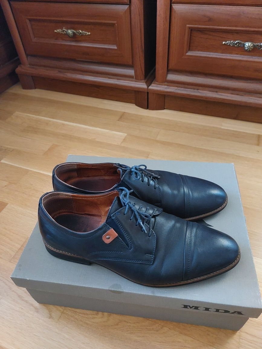 Мужські туфлі 42р в гарному стані чорного кольору.