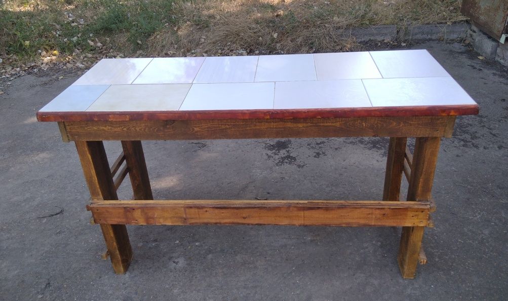 Деревянный  добротный стол