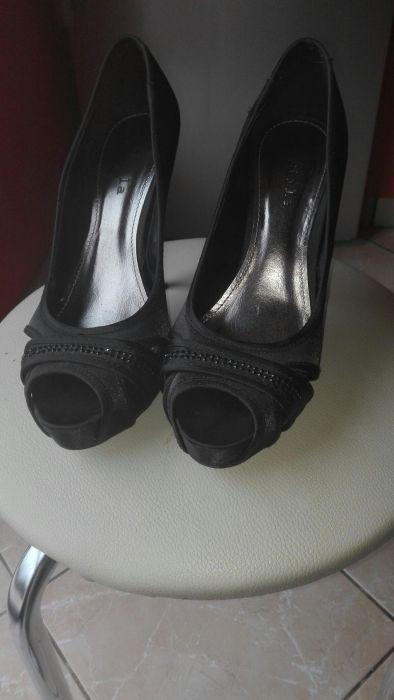 Eleganckie czarne szpilki r.38