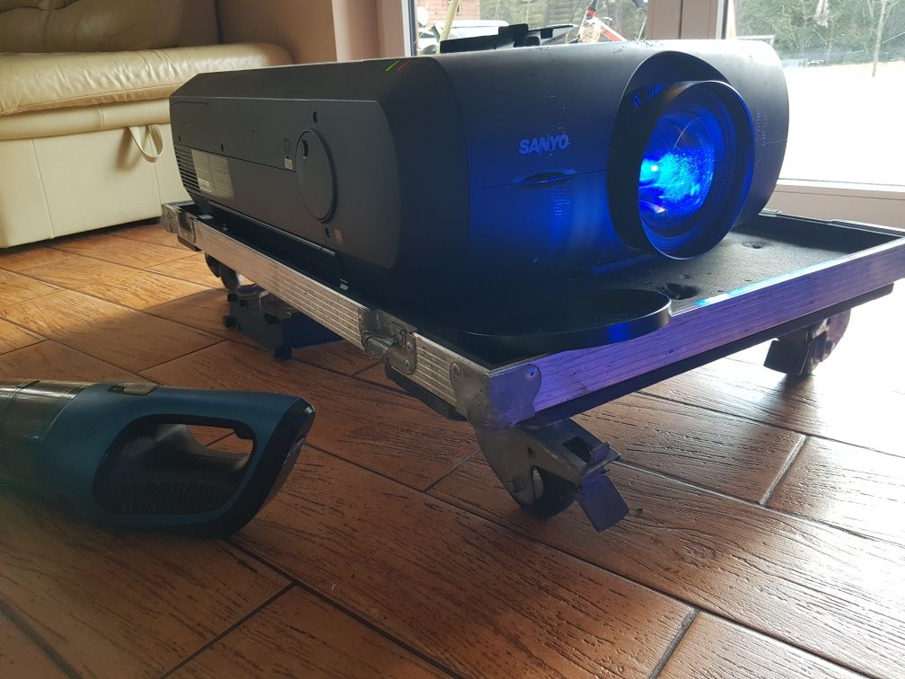 Projektor Sanyo XF47 + 3 x obiektyw + skrzynie transportowe