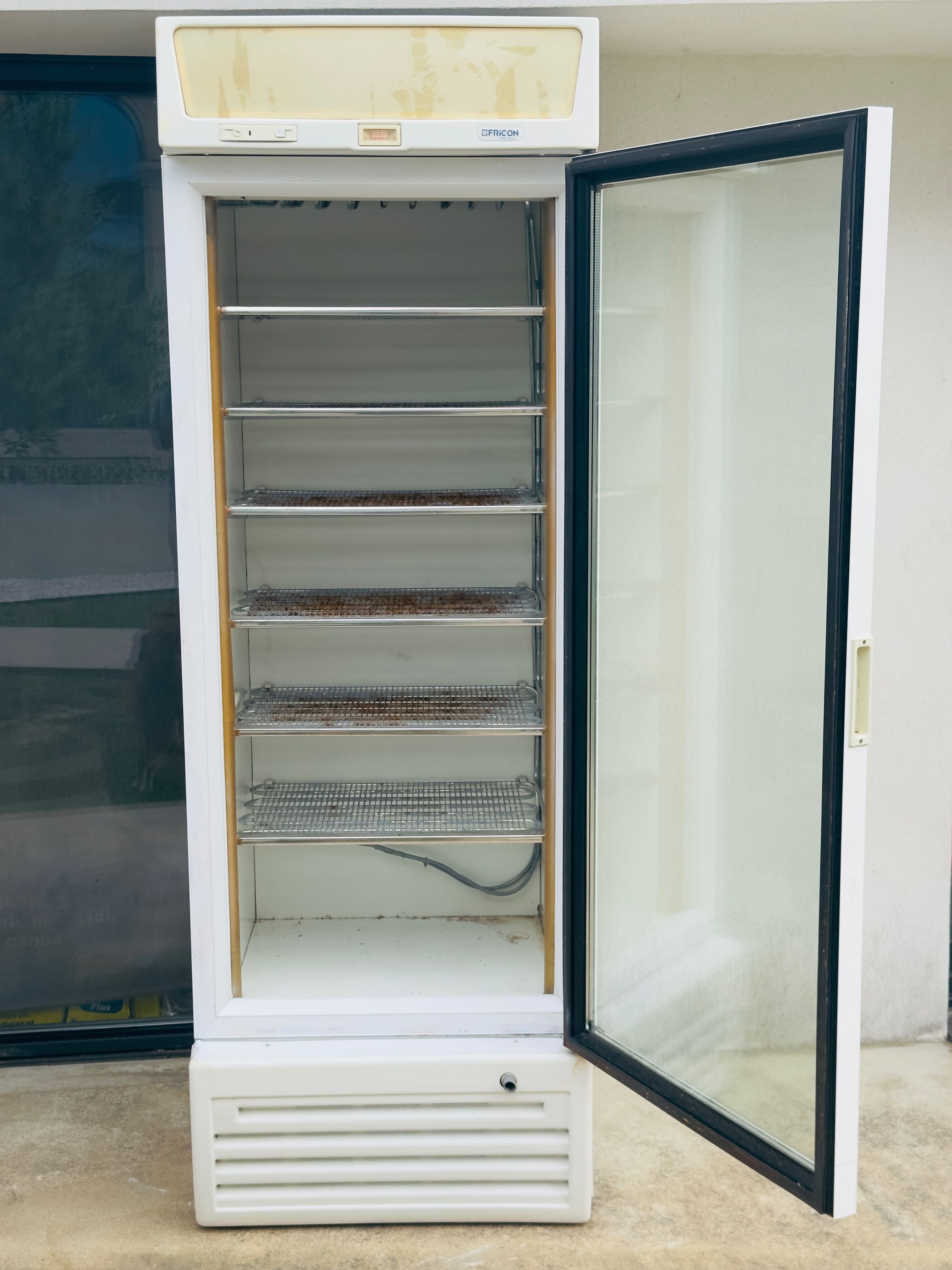 Arca Congeladora Vertical Fricon com Porta de Vidro