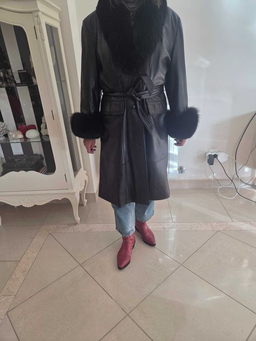 Casaco comprido de Senhora, cabedal fino, punhos e gola em pelo