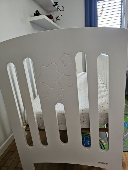 Cama de grades em madeira de cor branca