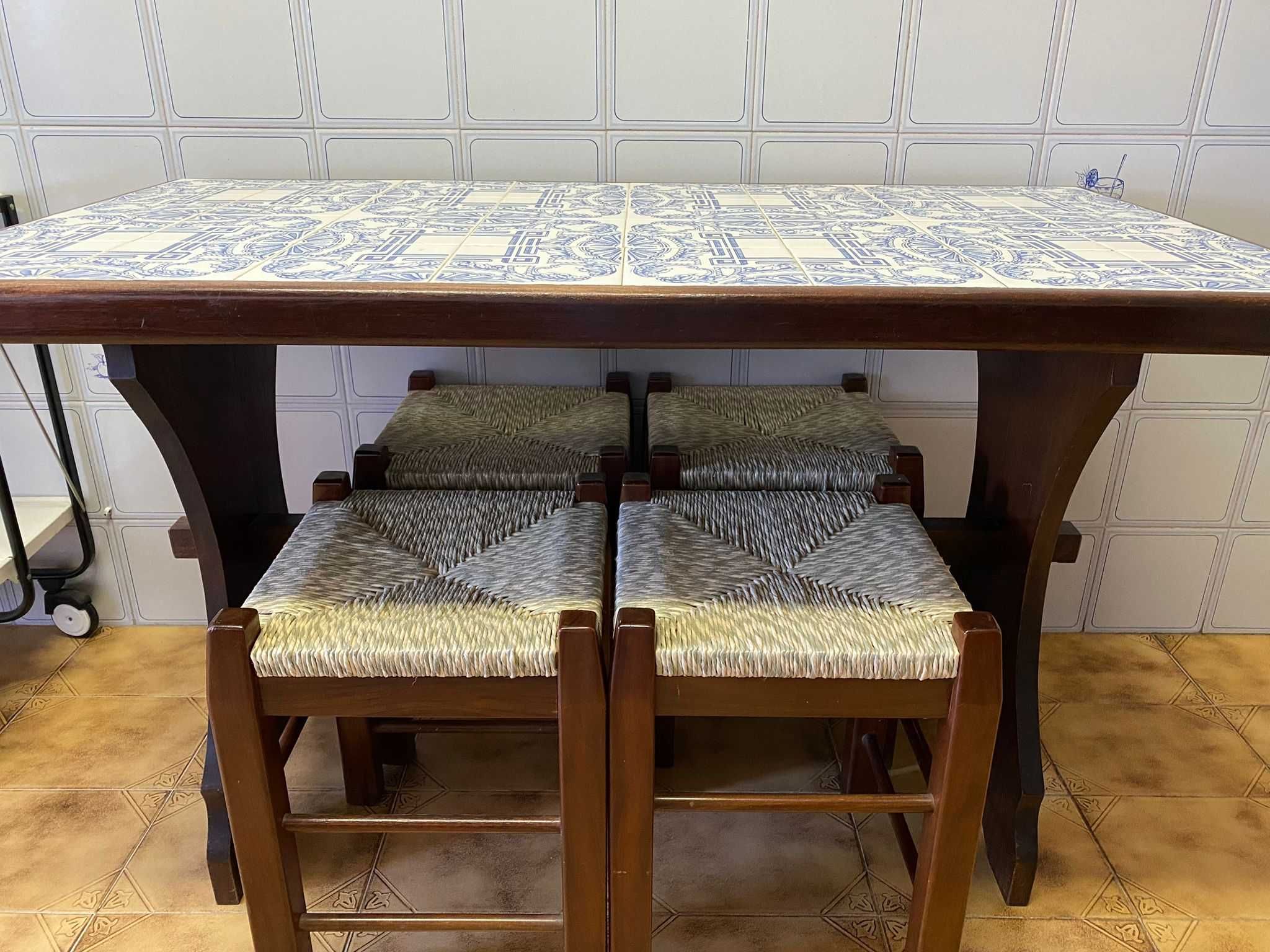 Mesa de Cozinha com tampo em azulejo