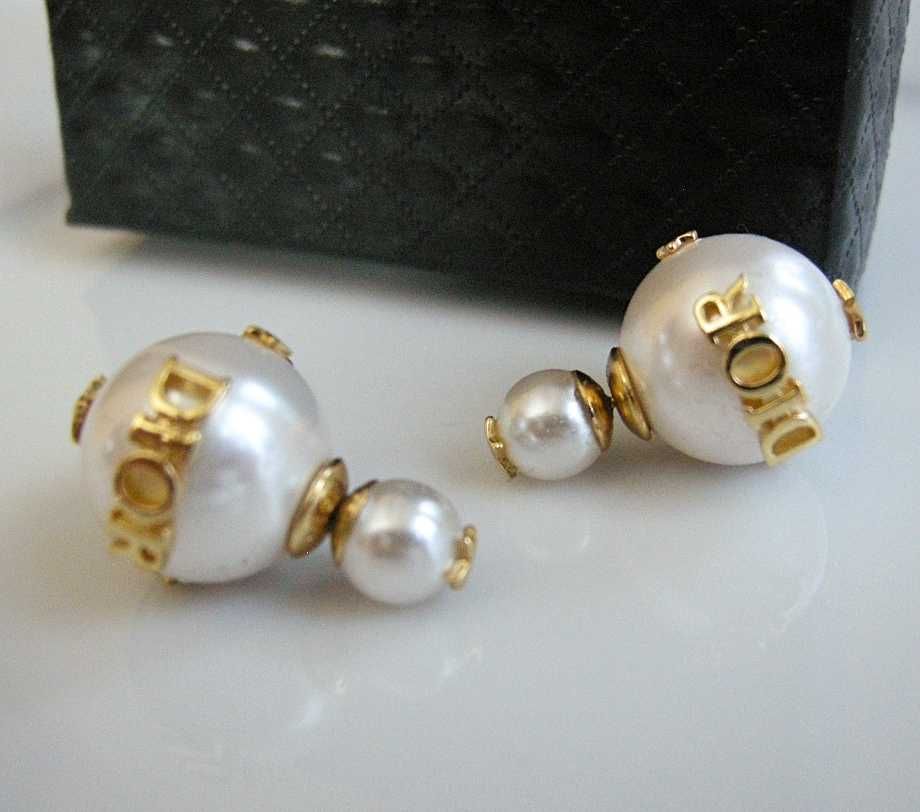 Kolczyki perły, napis Dior
