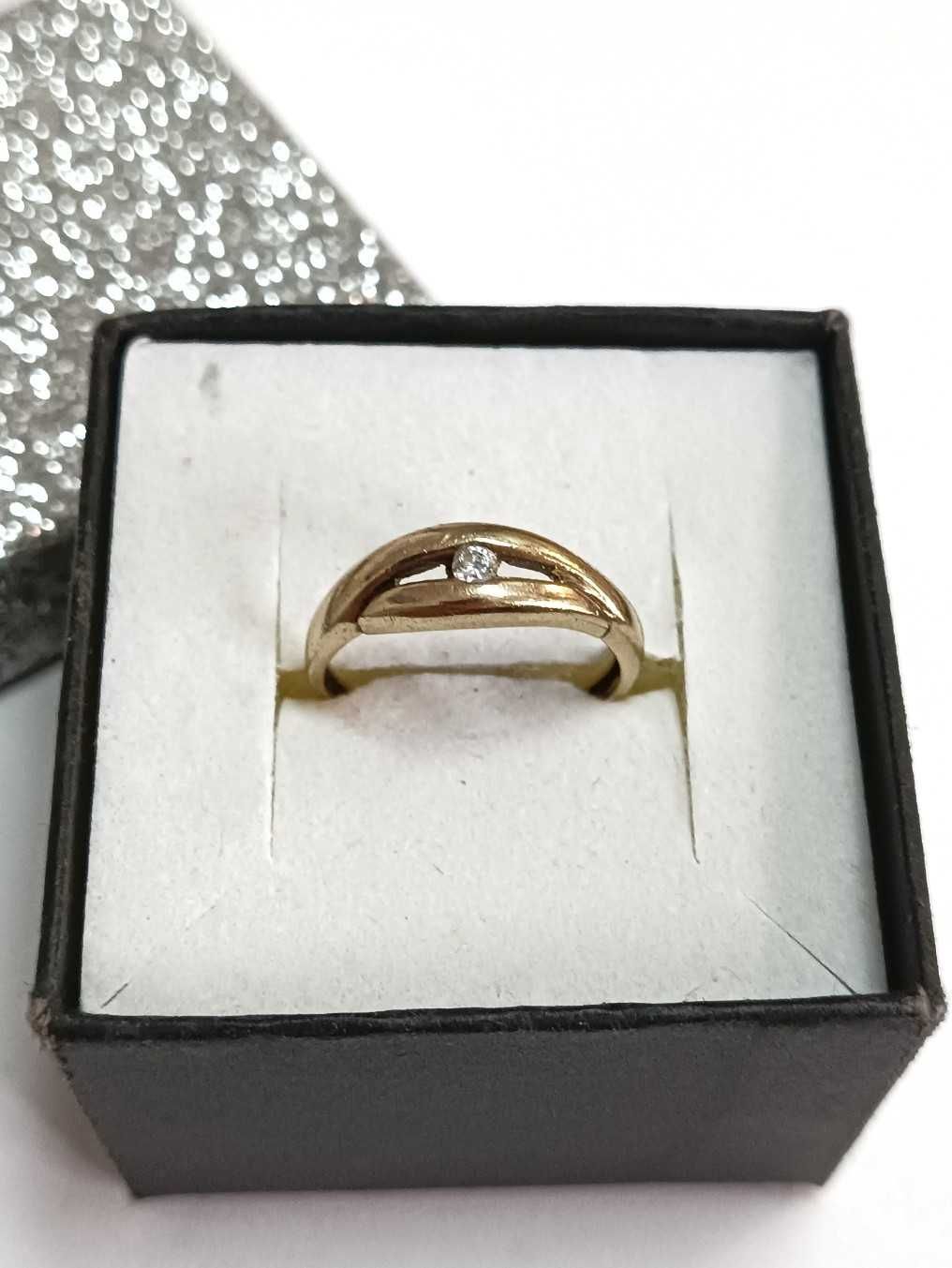 Złoty pierścionek 333p, 1,45 g, r. 15