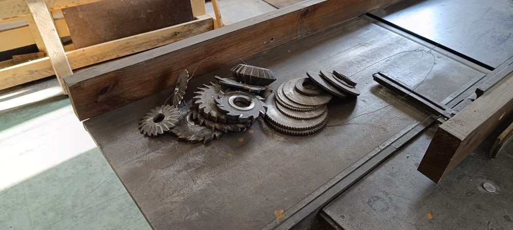 Heblarka trajzega krajzega piła stołowa