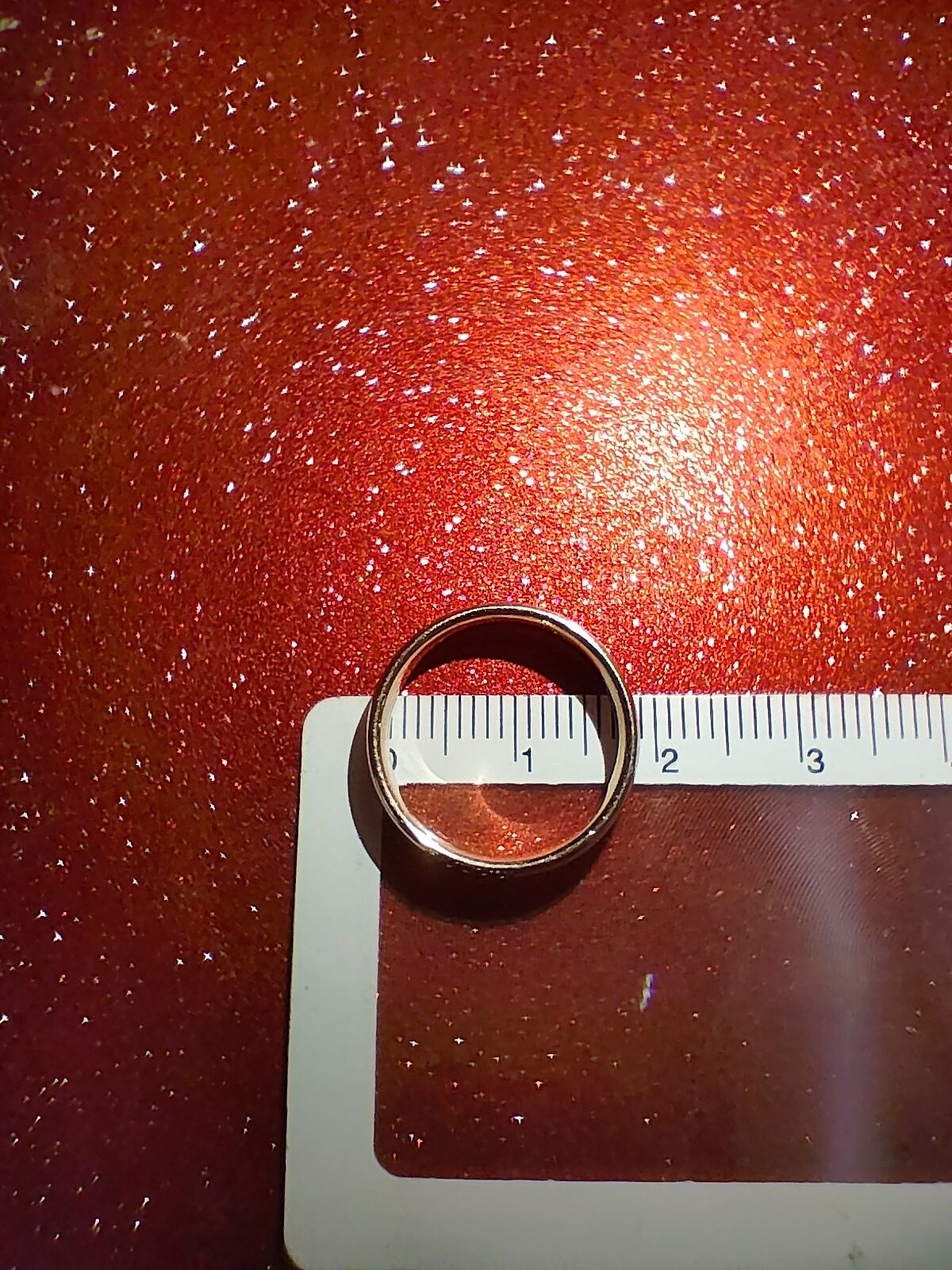Złoty pierścionek próby 585 z diamentami 0,025