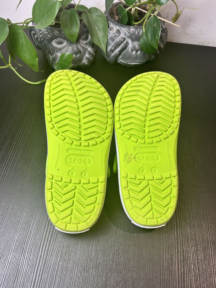 Crocs z przypinkami