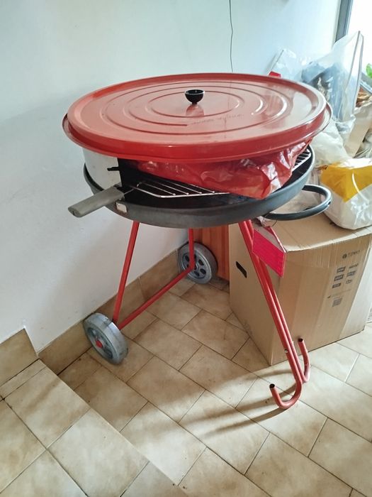 Grill ogrodowy duży okrągły z przykrywą