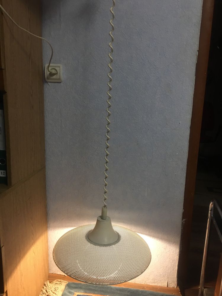 Підвісна люстра на одну лампу, регулюється висота