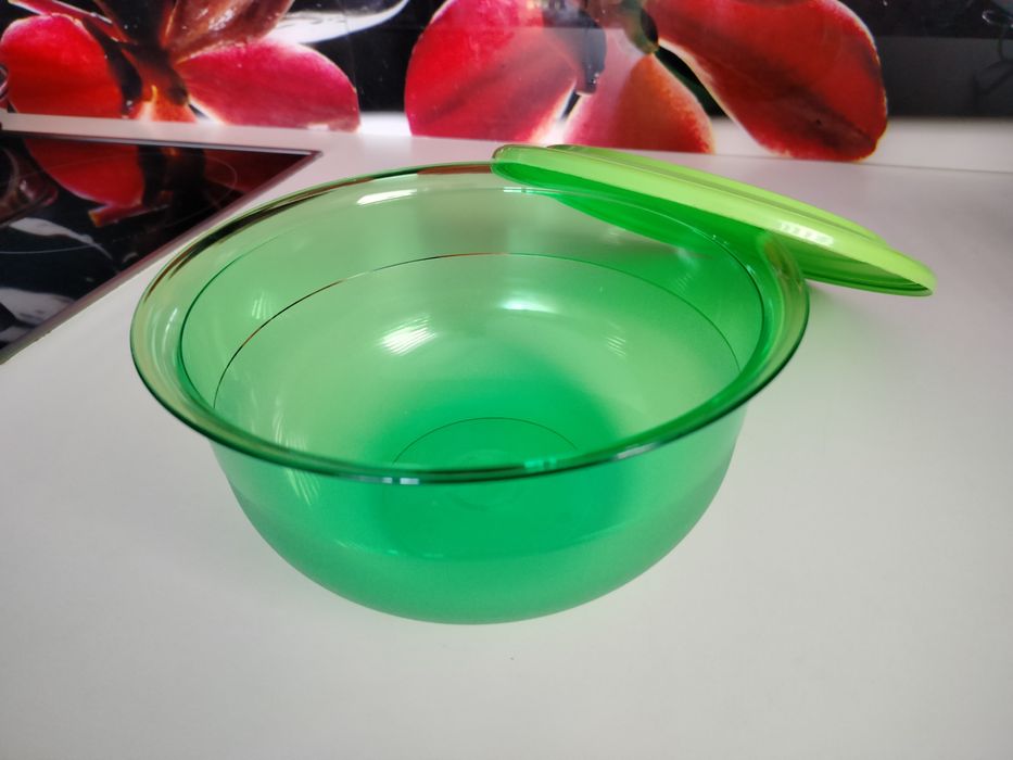 Półmisek perła stołowa Tupperware zielona z zieloną pokrywką 2,1 l