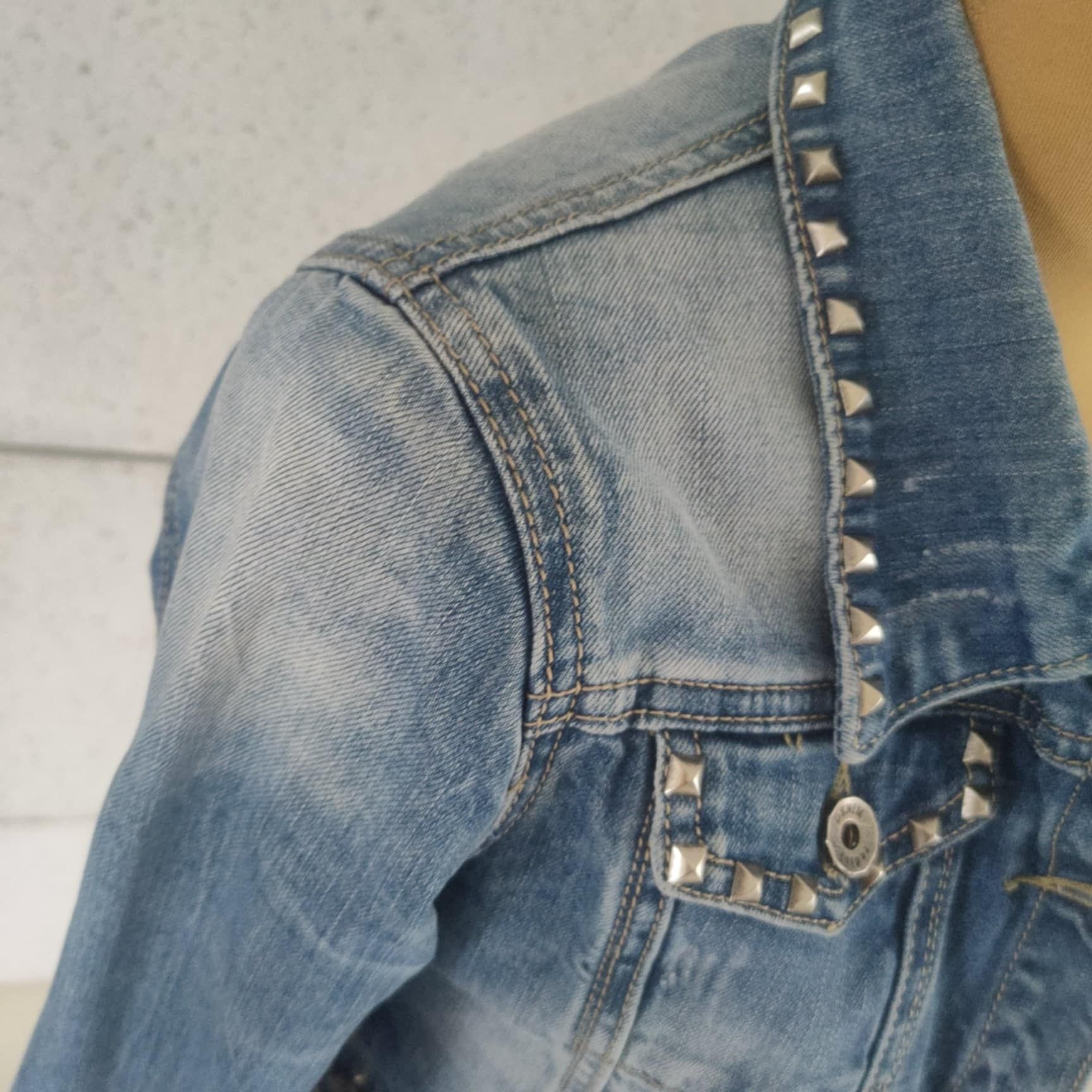 Jeansowa krótka katana bluza kurtka S 36 z ćwiekami