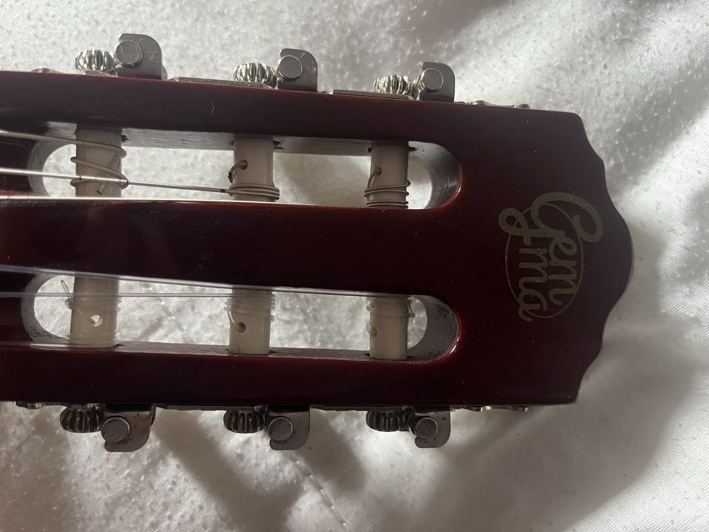 Guitarra Genma + cordas palheta e capo
