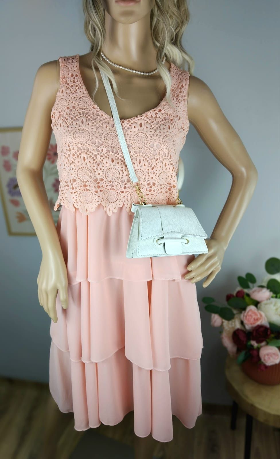 Elegancka sukienka pudrowa pastelowa falbany koronkowa wesele letnia S