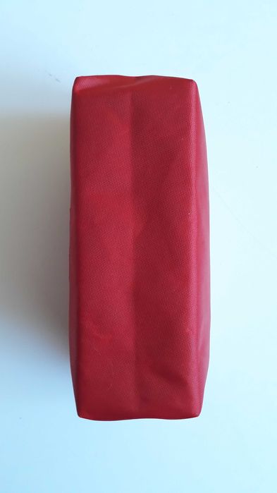 Czerwona kosmetyczka podróżna