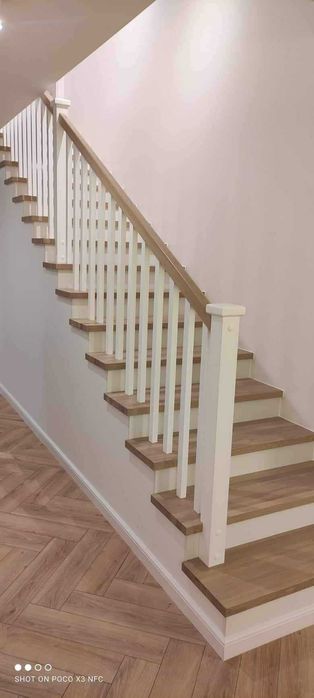 Schody drewniane producent montaż, schody dywanowe półkowe tradycyjne