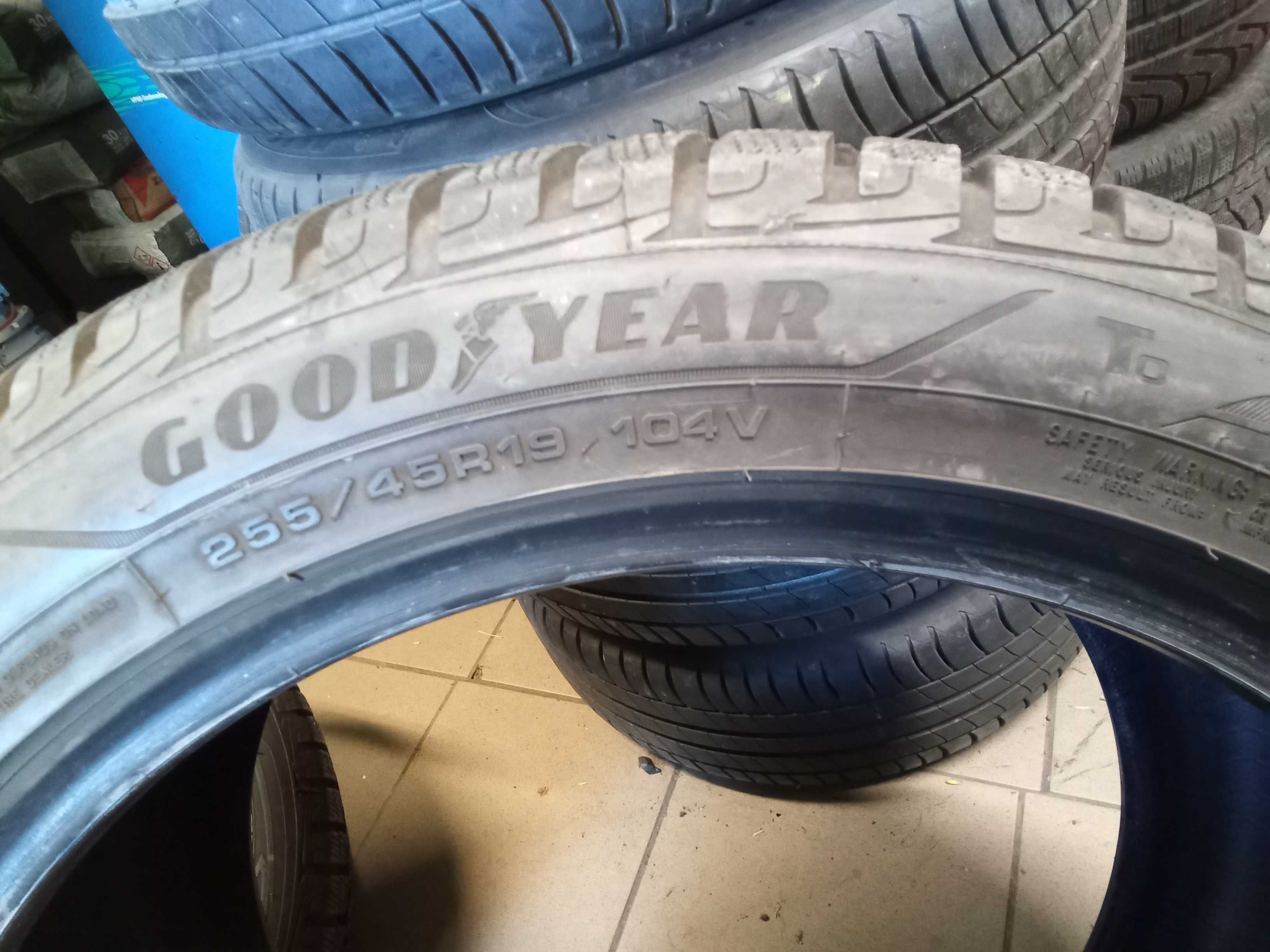 Opony zimowe 255/45 R19 Goodyear 22r.
