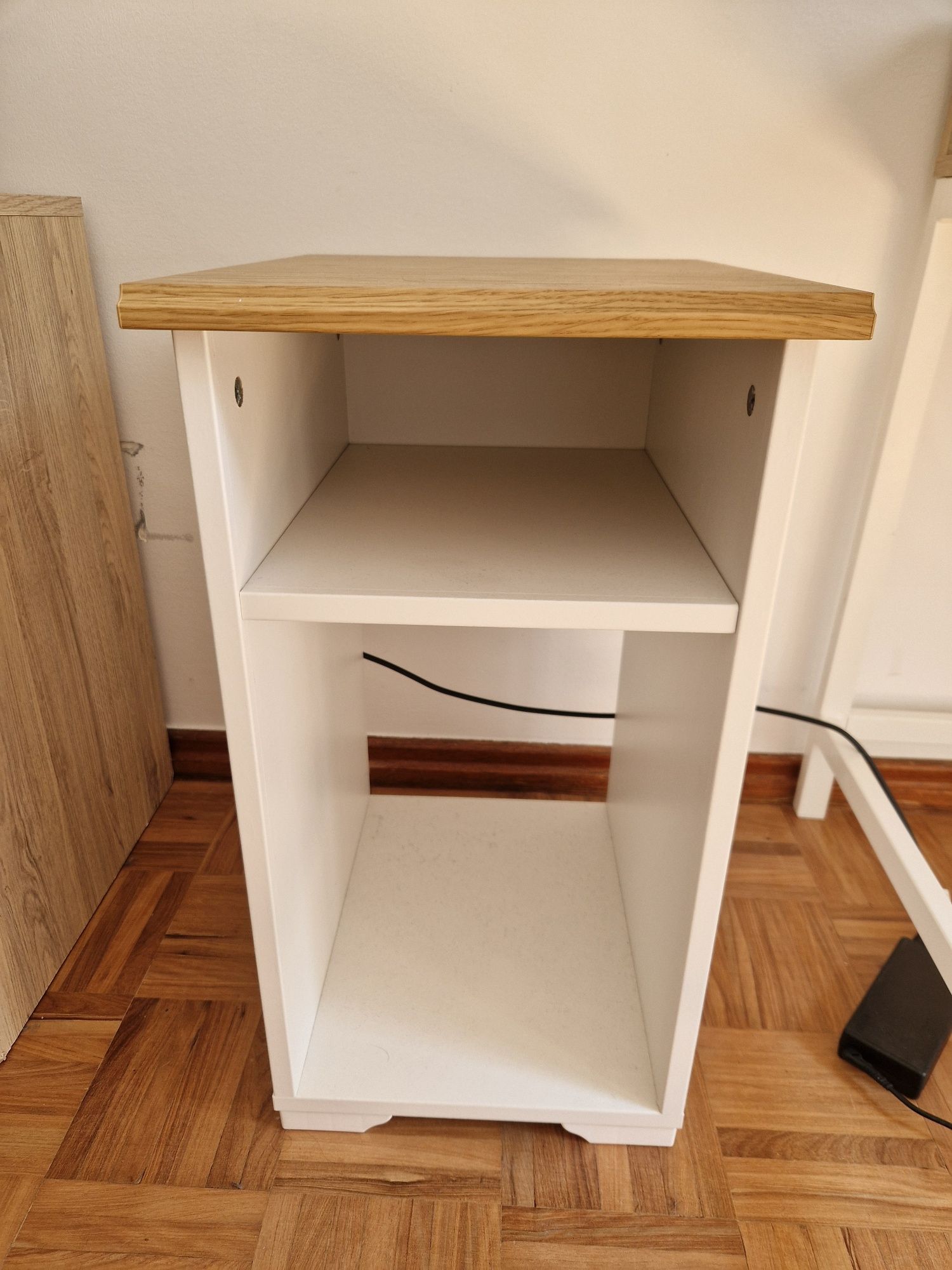 Mesa de cabeceira / móvel de casa de banho
