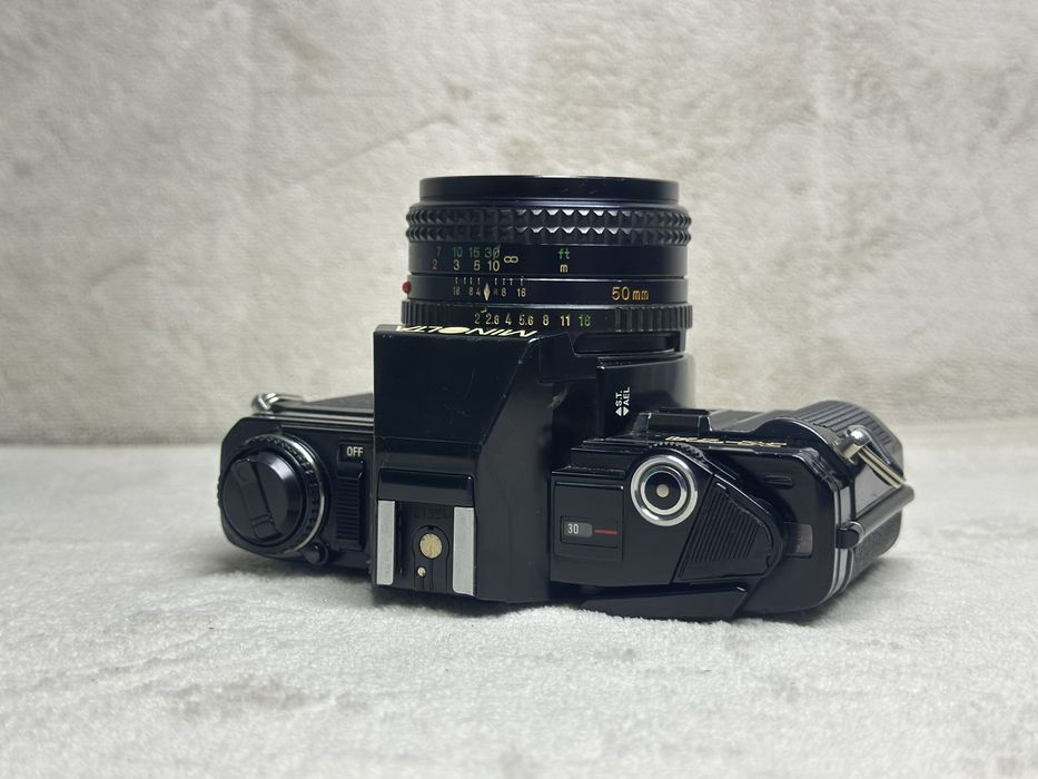 Minolta X-7A z obiektywem 50mm f2 aparat analogowy tradycyjny