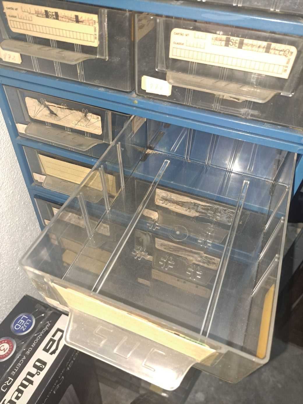 Caixas metálicas SUC de 4 gavetas