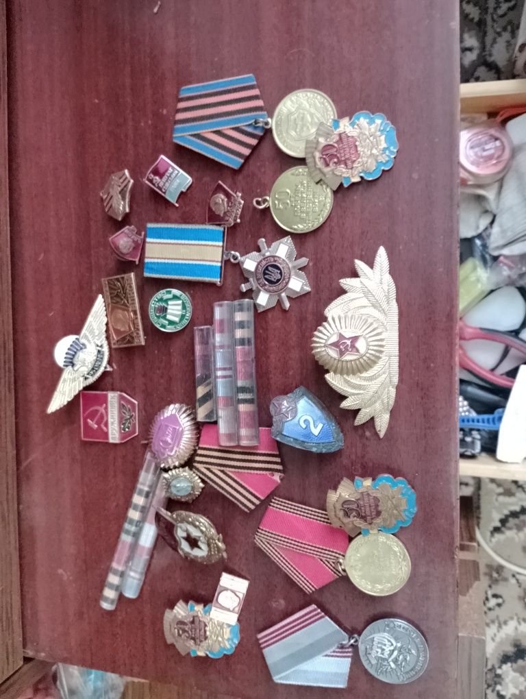 Продам значкы все в месте 500