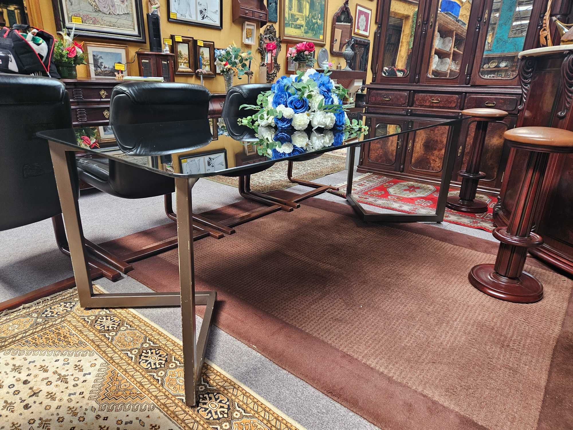 Grande mesa para sala ou escritório com estrutura em ferro e tampo em
