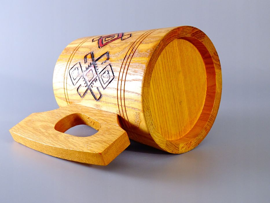 stary drewniany kufel kubek