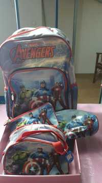 Mochila troller, lancheira e 2 estojos dos Avengers (Marvel)
