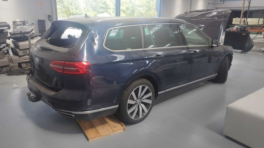 VW Passat GTE sinistrada