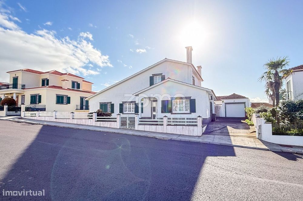Moradia T4 com jardim e garagem na Fajã de Baixo