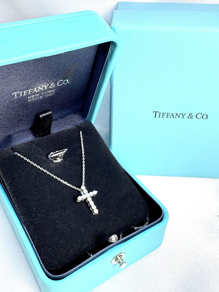 Золотий хрестик з діамантами у стилі Tiffany на ланцюжку