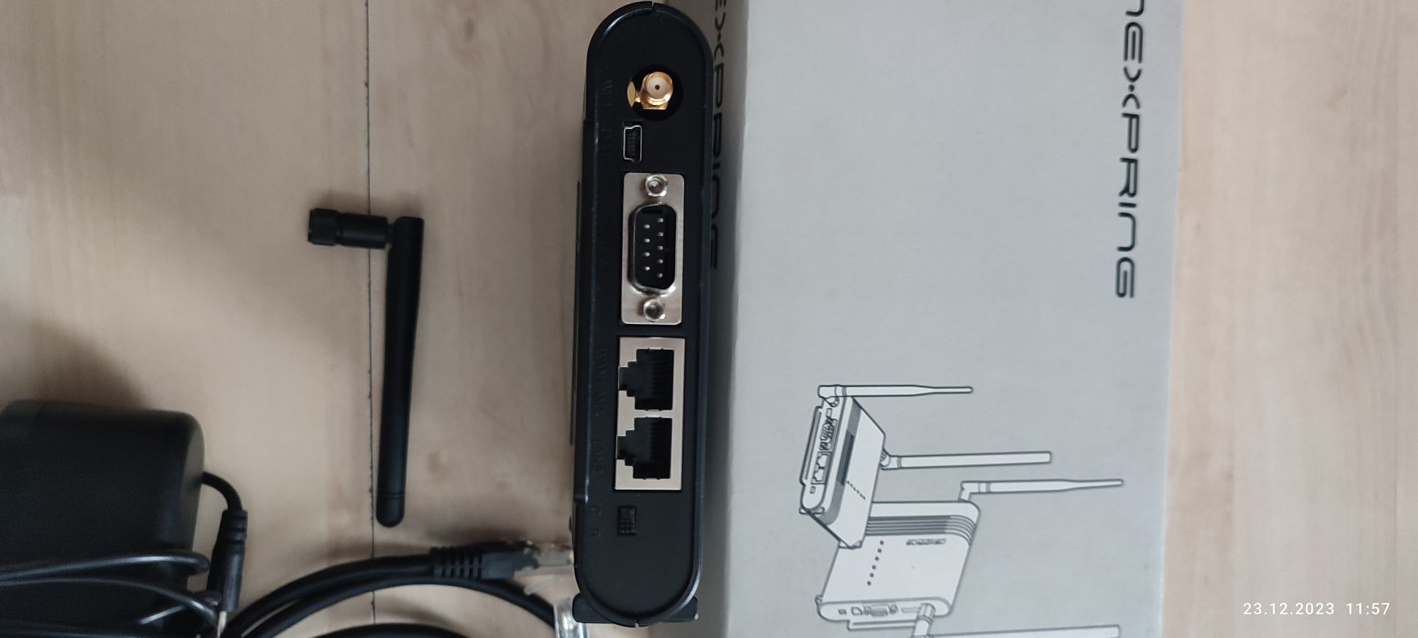 Router Nexpring NP10Mz akumulatorem i slotem karty SIM.
