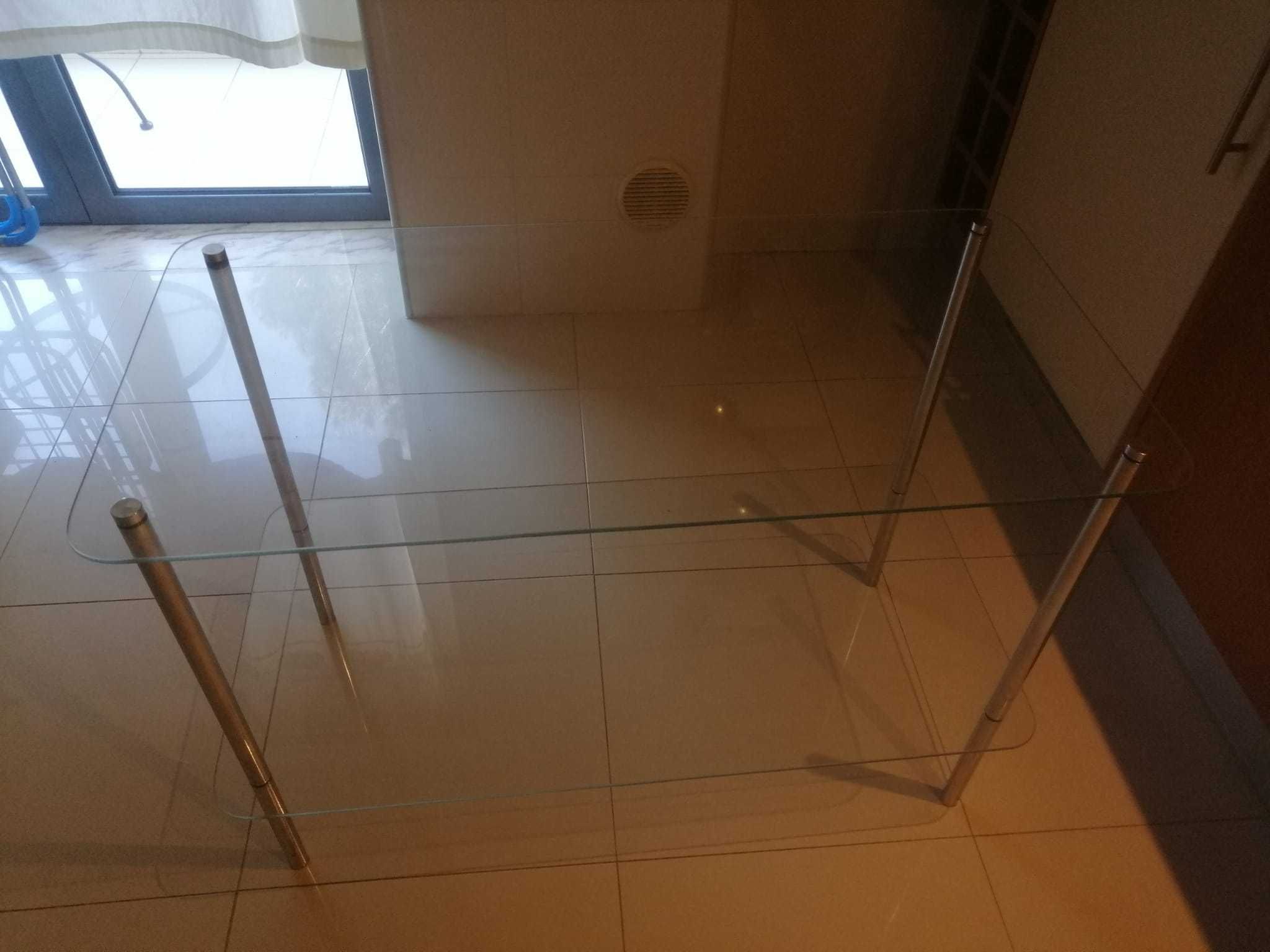 Mesa retangular de TV com duas prateleiras em vidro