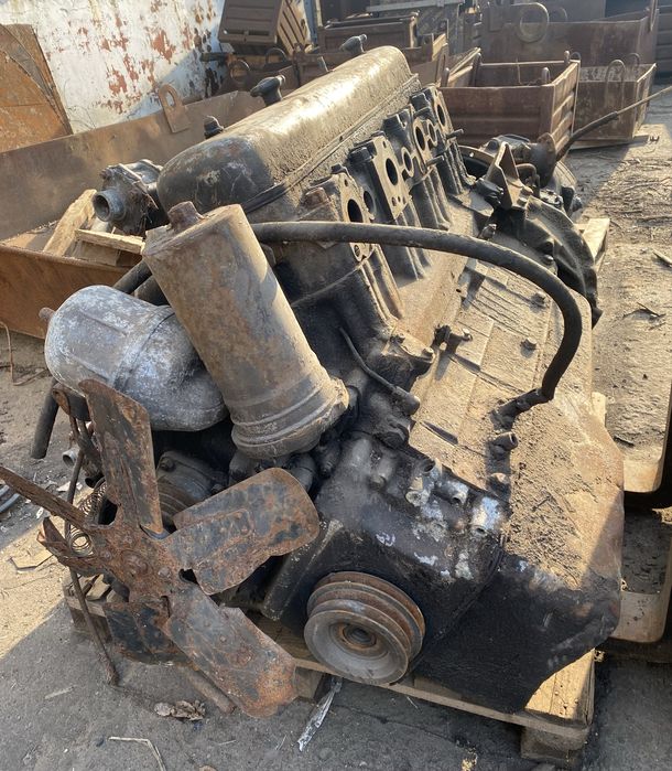 Двигатель ЯМЗ - 238 (V8) с коробкой.