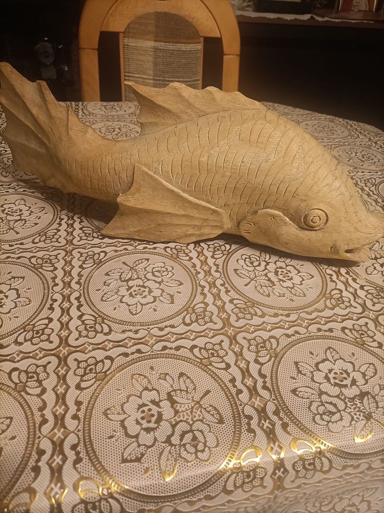 Stara rzeźba ryby wykonana z jednego kawałka drewna.