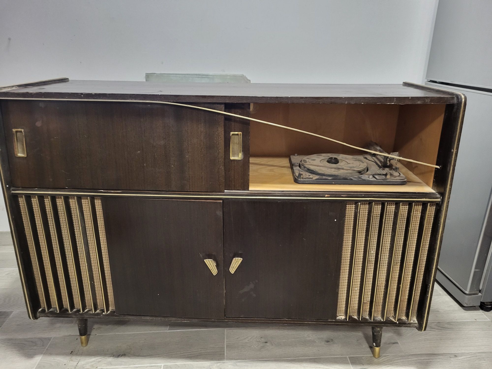 Radio komoda antyk.
