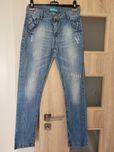 Spodnie jeans z delikatnymi przetarciami