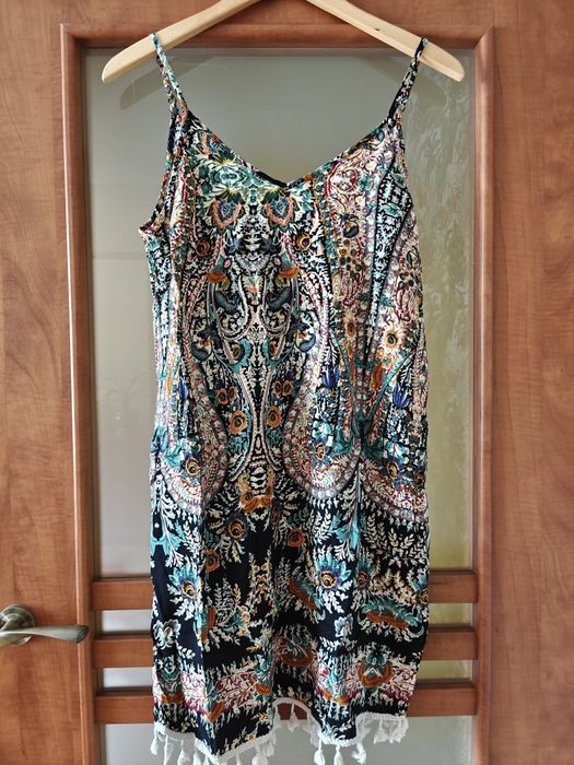 Zwiewna i zmysłowa – sukienka z frędzelkami na lato