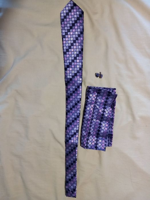 Gravata padronizada com lenço e botões de punho