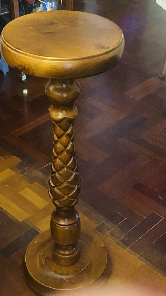 Pedestal em mogno