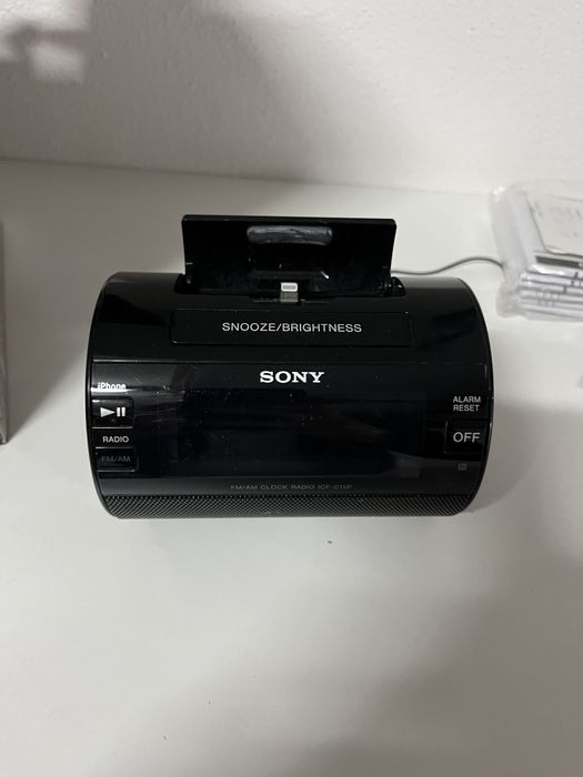 Rádio despertador Sony com Dock para iPhone