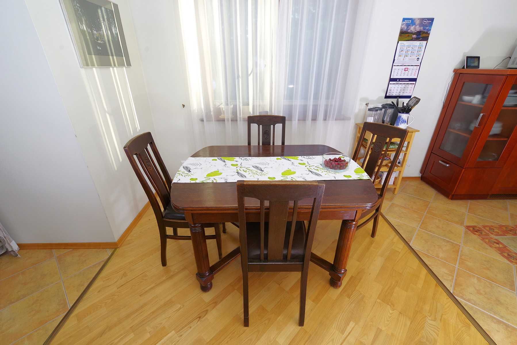 zabytkowy stół  z krzesłami